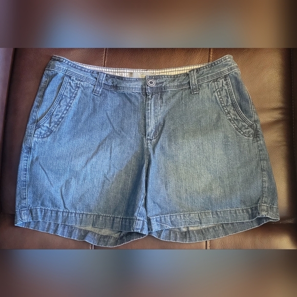 Women's Size 6 Mid Length Natural Reflections BNWOT Denim Shorts. ✨️ - Picture 9 of 9
